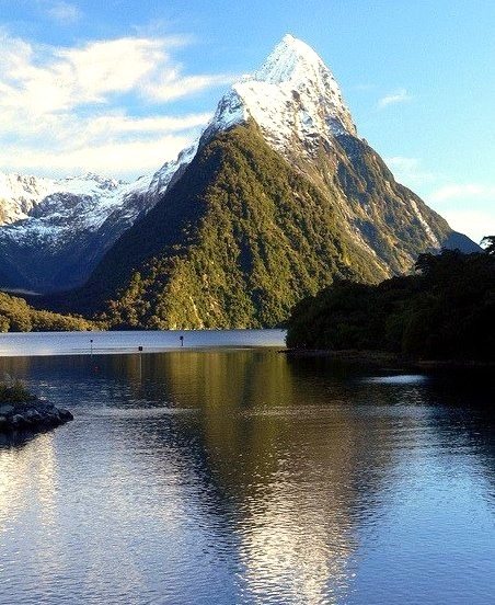 Calm waters and snowy peaks in Milford Sound / New Zealand